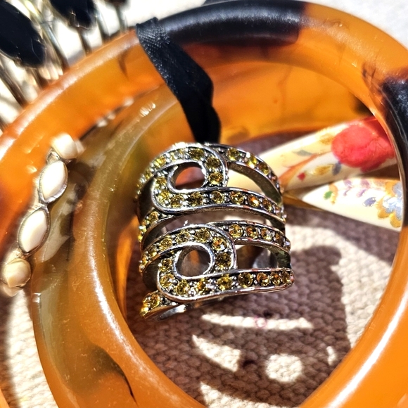 8-piece Boho Collection-Vintage Leopard🐆Lucite Faux Bracelets🐾💫Plus more! - Picture 6 of 10